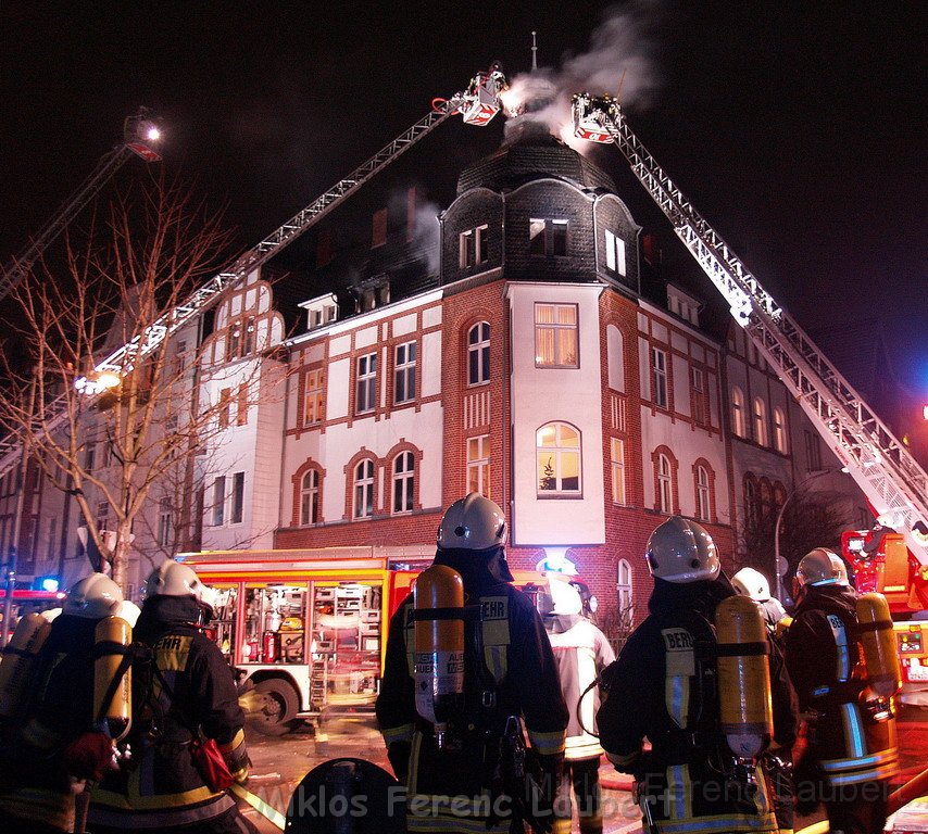 Feuer 3 Dachstuhlbrand Koeln Muelheim Gluecksburgstr P150.JPG